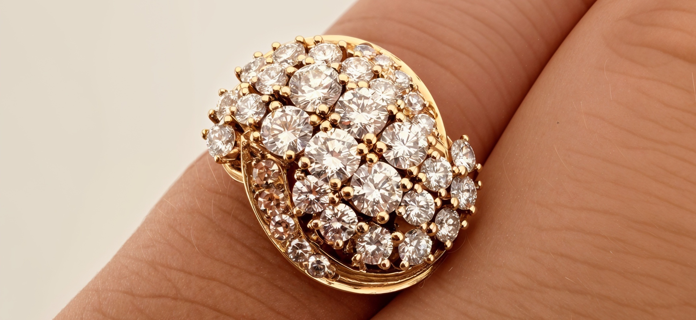 Zlatý prsten s přírodními diamanty